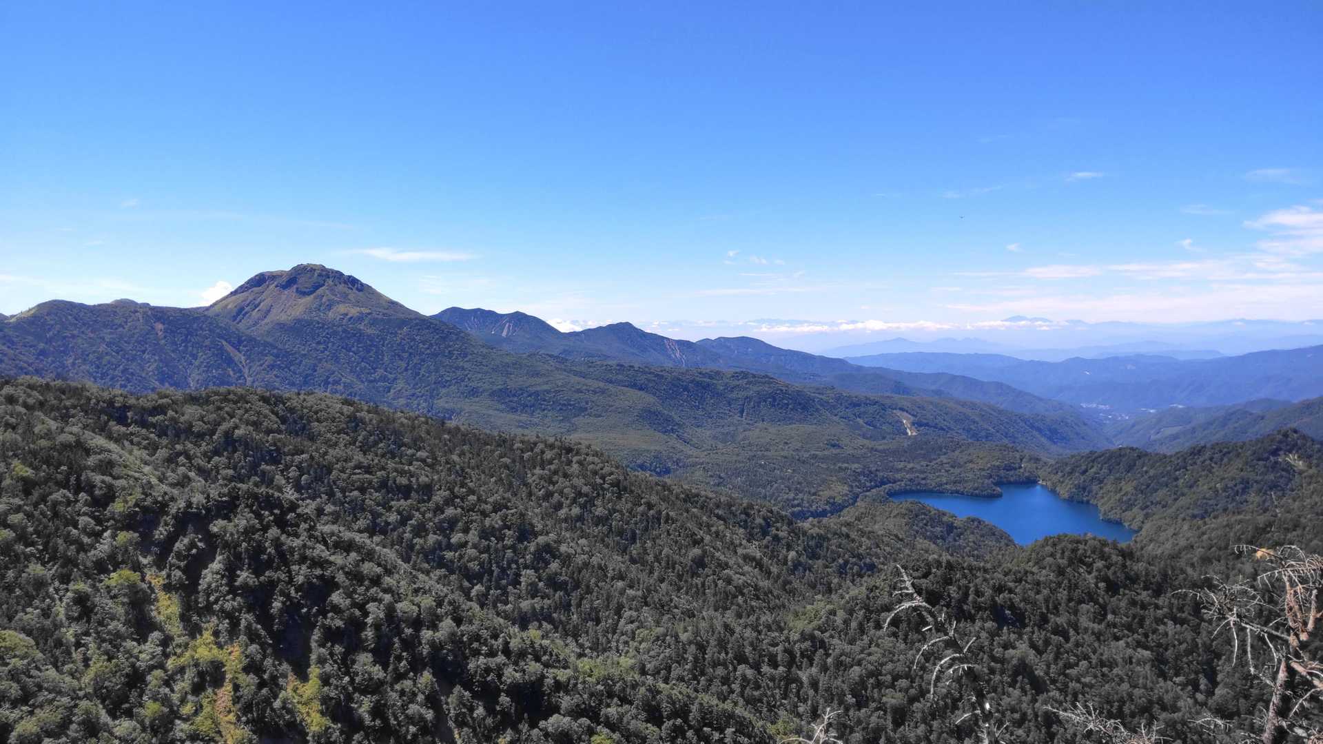 日光白根山と美しい丸沼