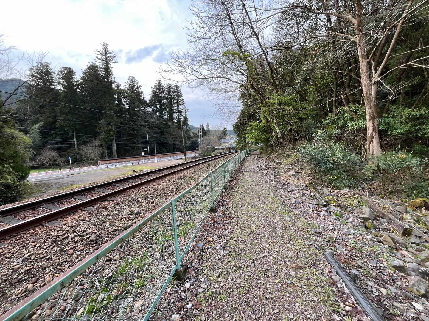 長良川鉄道の線路わきを通って