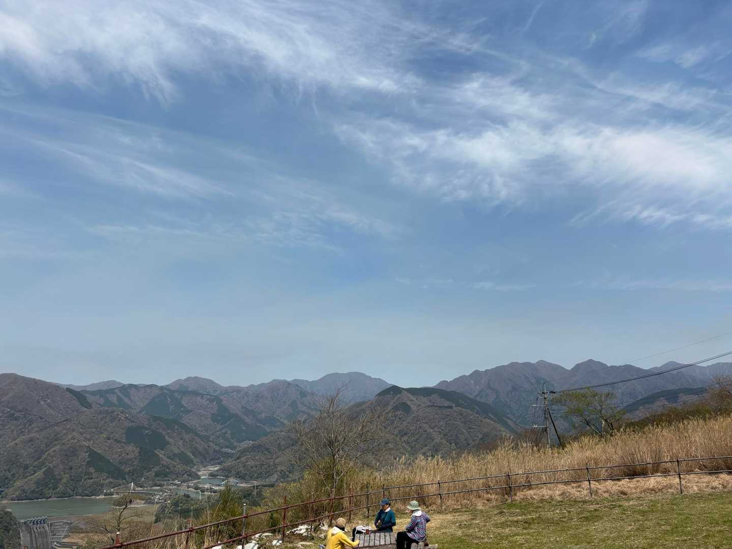 そしてここからの景色が燻し銀✨
左から畦ヶ丸に大室山に檜洞丸の西丹沢勢の大迫力😃