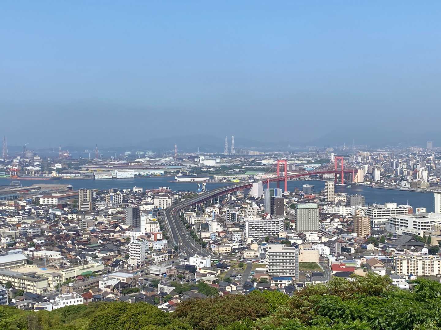 高塔山まで戻ってきた。展望台からは洞海湾にかかる若戸大橋がよく見える。