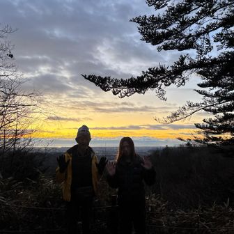 山頂到着
二人で記念撮影
今年で3年連続初日の出を拝めそう