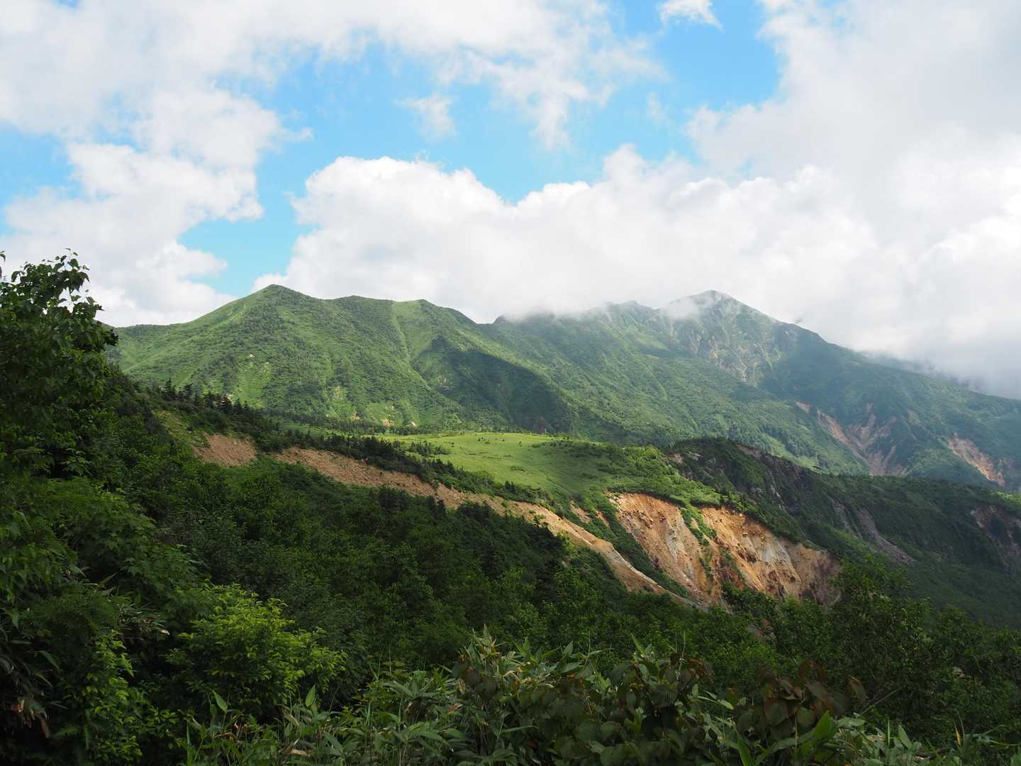 甚之助避難小屋上からの別山の塊