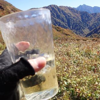 ってことで
持参したブラックニッカと湧水で🥃もう一杯
山で本格的な🧊水割り最高😊