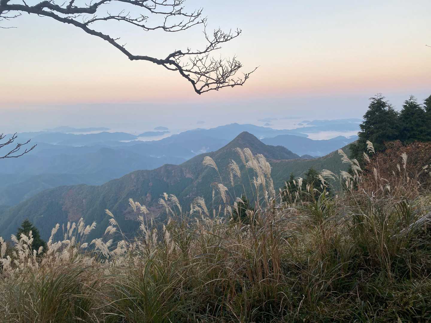 朝焼けと宇和島方面がステキ