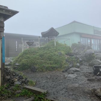 茶屋は向かって右側の一軒だけ、営業してました🏠