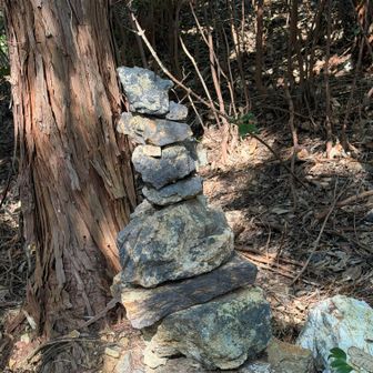 岩舟山と岩船南峰の間に有るケルン