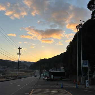 山の向こうはすでに日の出