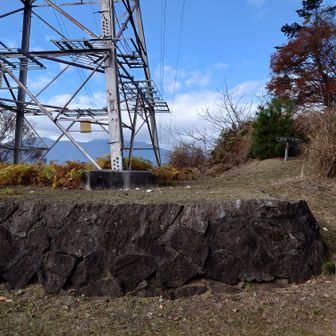 鉄塔周りご飯には最適ですが
写真右奥にお墓がありました。