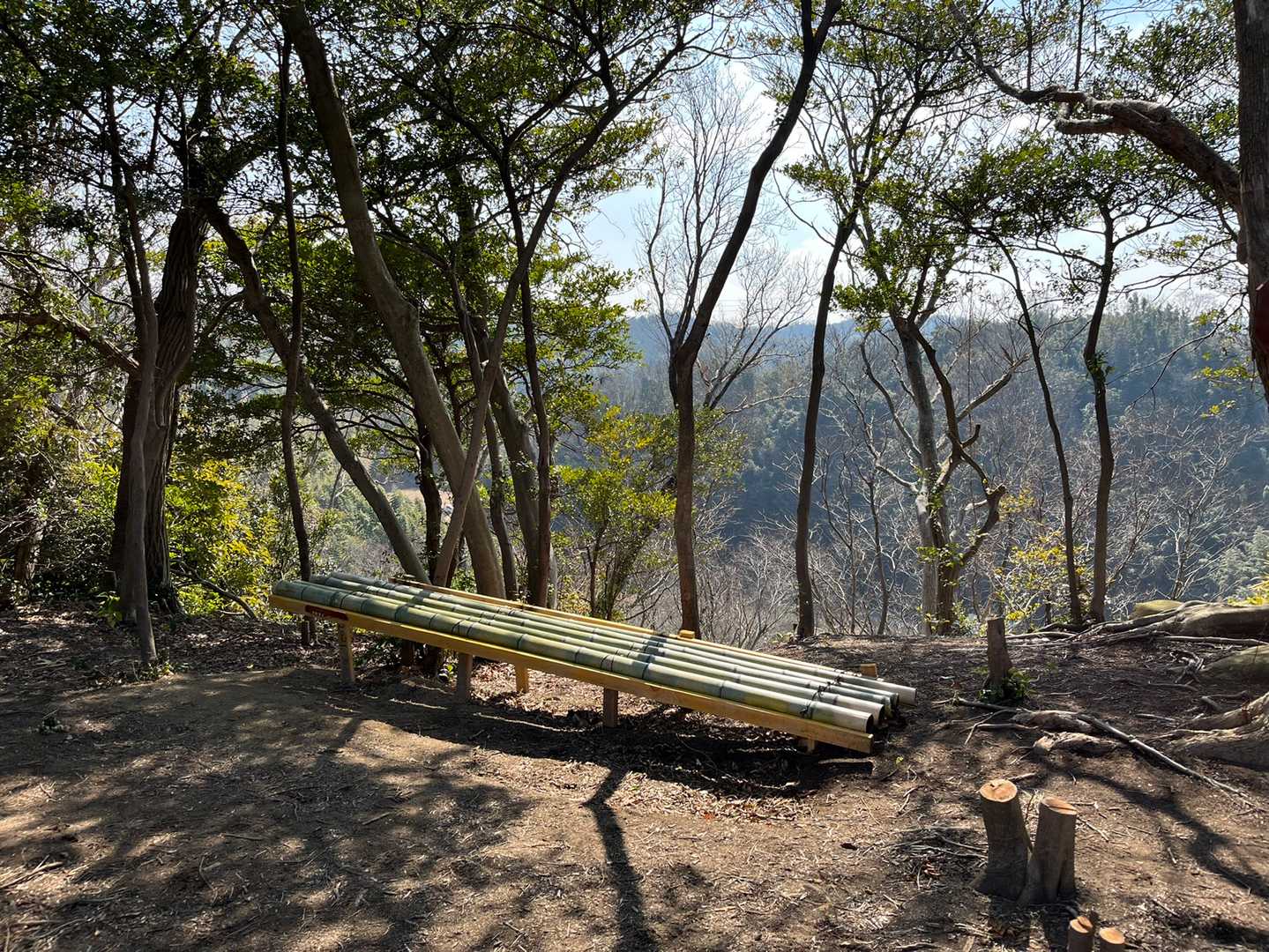 ぼって山も開けていて、またまた素敵なベンチあり✨こちらにも、また別のボランティアの方がいて
小さな作業場まで作っておられ、静かに鎌を研いでらっしゃいました。感謝を伝えると、『自分の為にやってるようなもんです。ここは私の癒しの場所です』とおっしゃいました。まるで仙人のようなお方でした。
