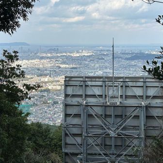 山頂から北へ少し下ると福岡市
左奥には福岡タワーも見える