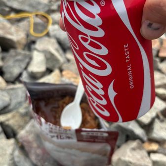 テントの中で昼寝してたら調子が悪くなり、食欲が無くなったので、コーラに課金して飯を流し込む😭