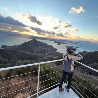 風が強いので帽子が飛んじゃう🧢