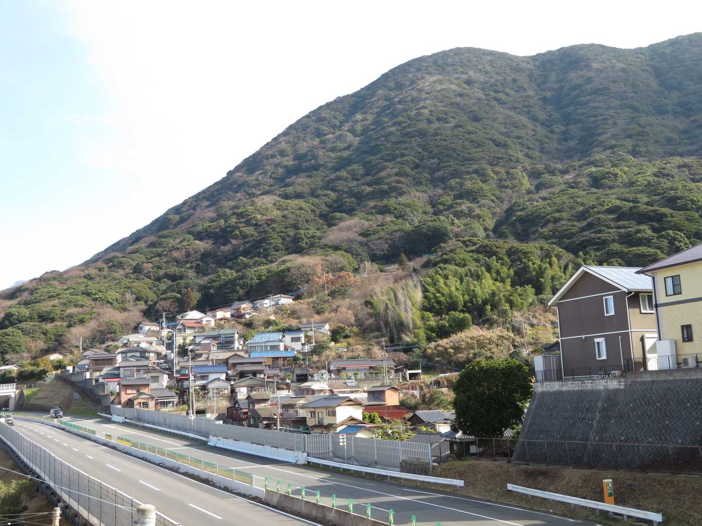 目指す戸ノ上山が見えます。下は北九州都市高速道路です。