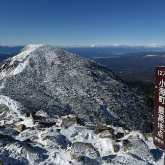 東天狗の山頂はいつも風が強いです🌪️😆
写真を何枚かだけ撮って山頂に人が見える西天狗へ早々に移動します。