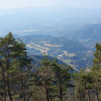 山頂からは霞んでいて富士山は見えず