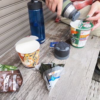 記念碑台前のベンチでランチ🍙🍜