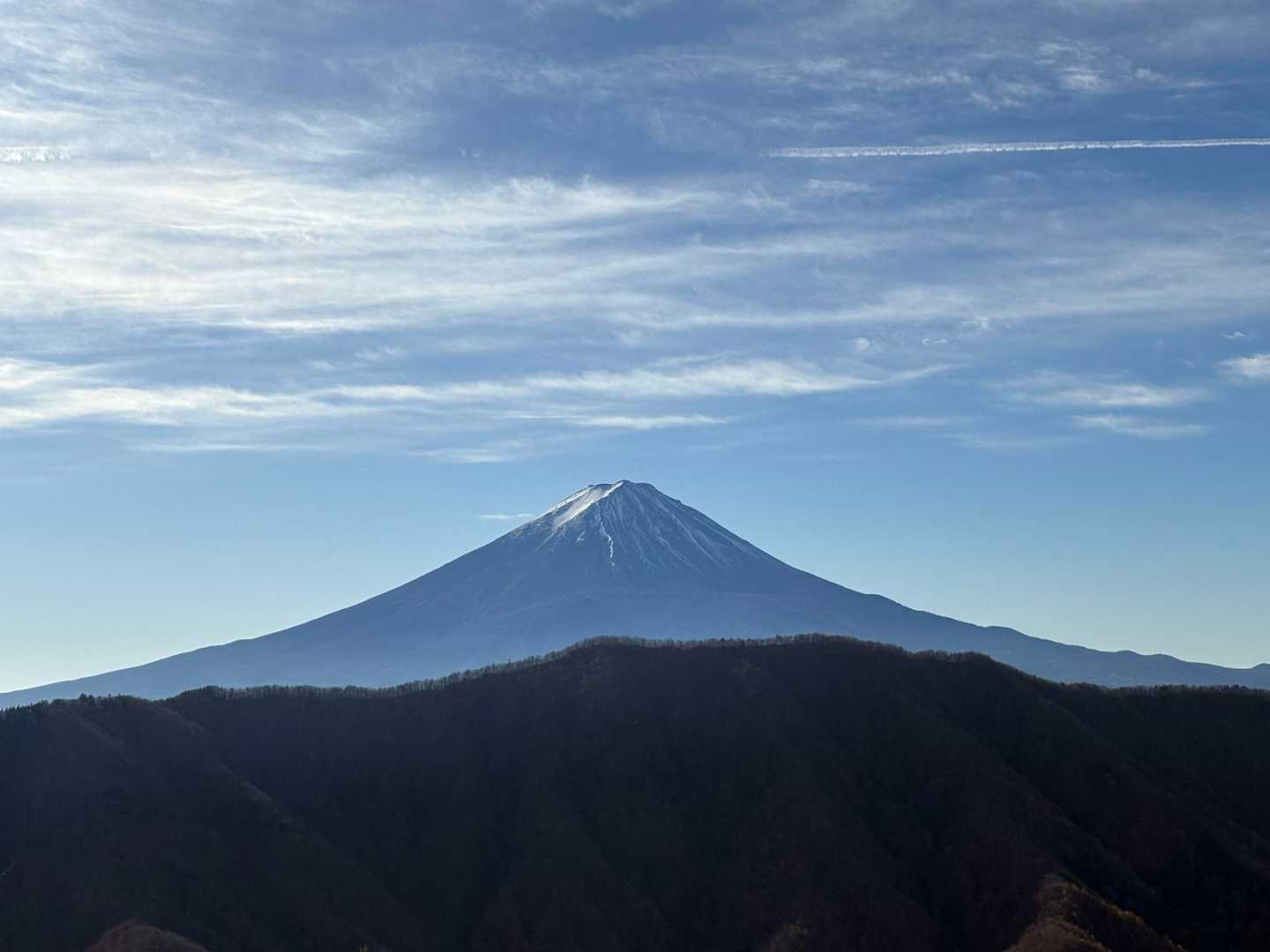 下の毛むくじゃらみたいな稜線を後であるく