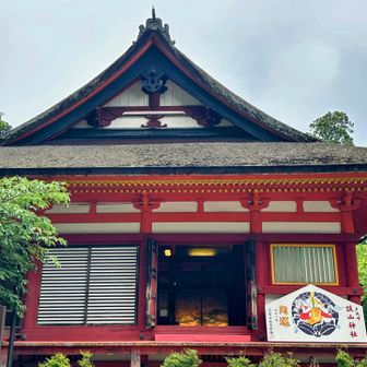 神廟拝所（旧・講堂）
1668年(寛文8年)に再建された国の重要文化財。もとは神仏習合時代の寺院・妙楽寺の「講堂」であった建物で、十三重塔を正面に望む極めて珍しい配置と建築様式が特徴である。