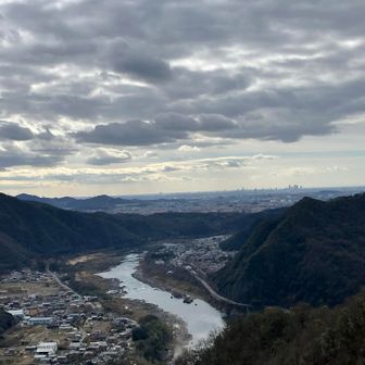 15分で猿ばみ城到着、木曽川の向こうに名古屋の🏙️ビル群、しかしこの10年で高層ビル増えたねー
