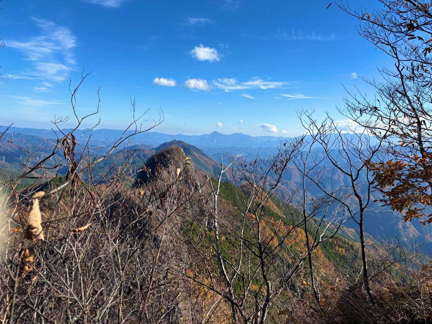 武甲山の左手に、先週お邪魔した横瀬二子山が見えます⛰️