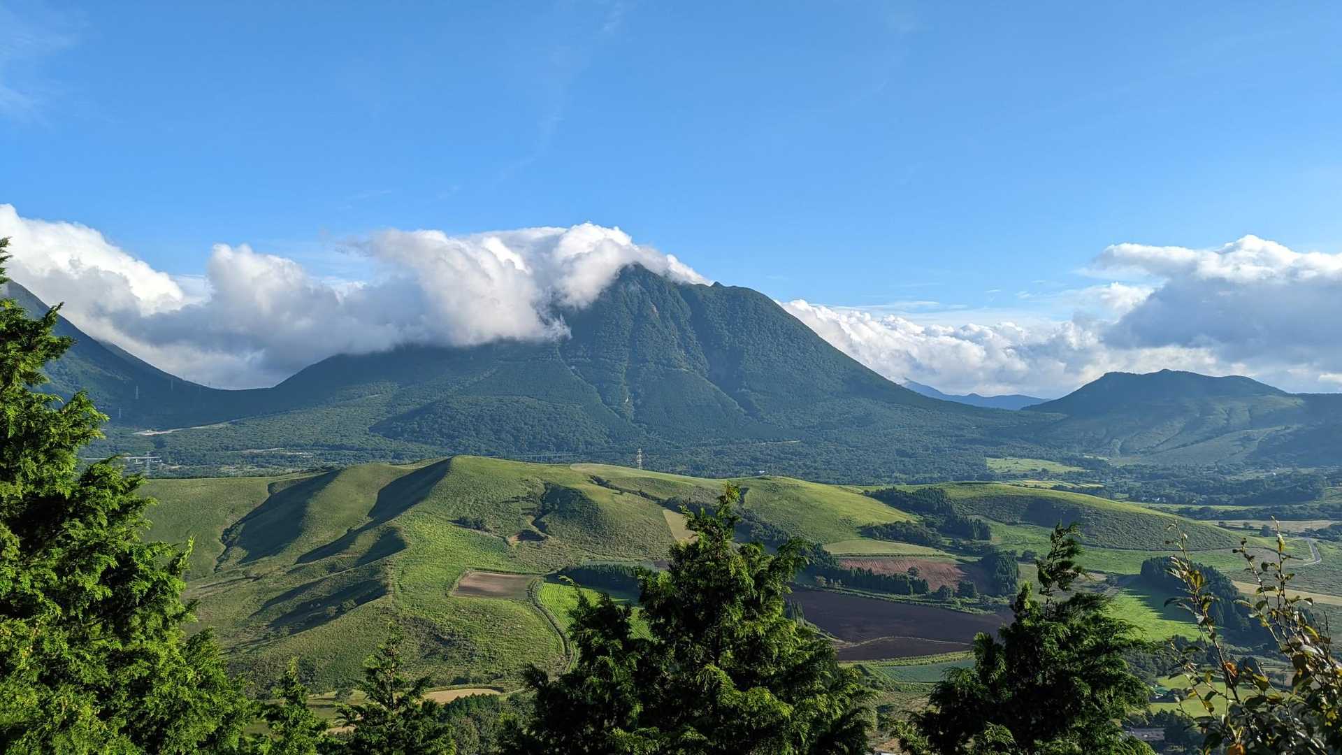 木登りで岩に登り。由布岳📸
