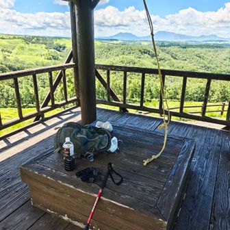 日陰になる展望所で昼食。
天気も、阿蘇山も最高👍風がキモチイイー