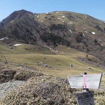 お亀から天狗塚目指します　天狗はまだ奥でみえてません