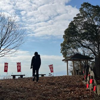 お地蔵様たちに見守られて、奥山山頂！
登山道にはほぼゴミもなく、
お地蔵様方もきれいな赤いエプロン。

地元の方に愛されてる山ですね。
ゴミを拾いながら歩こうと思いましたが、拾ったゴミは、一つ。リンドールのチョコの包み紙一つだけでした！