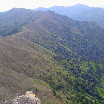 傾山頂上から笠松山など尾根筋を望む💪