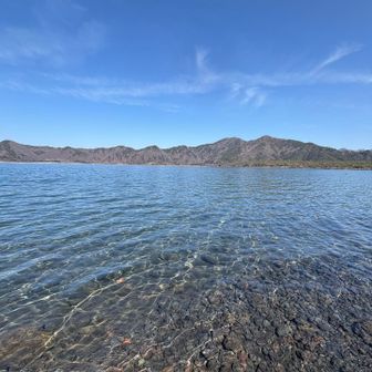 北面から下りて本栖湖湖畔に！泥んこ靴を洗います💦　向かいは旧千円札の景勝地！そして行ってみたい浩庵キャンプ場⛺️