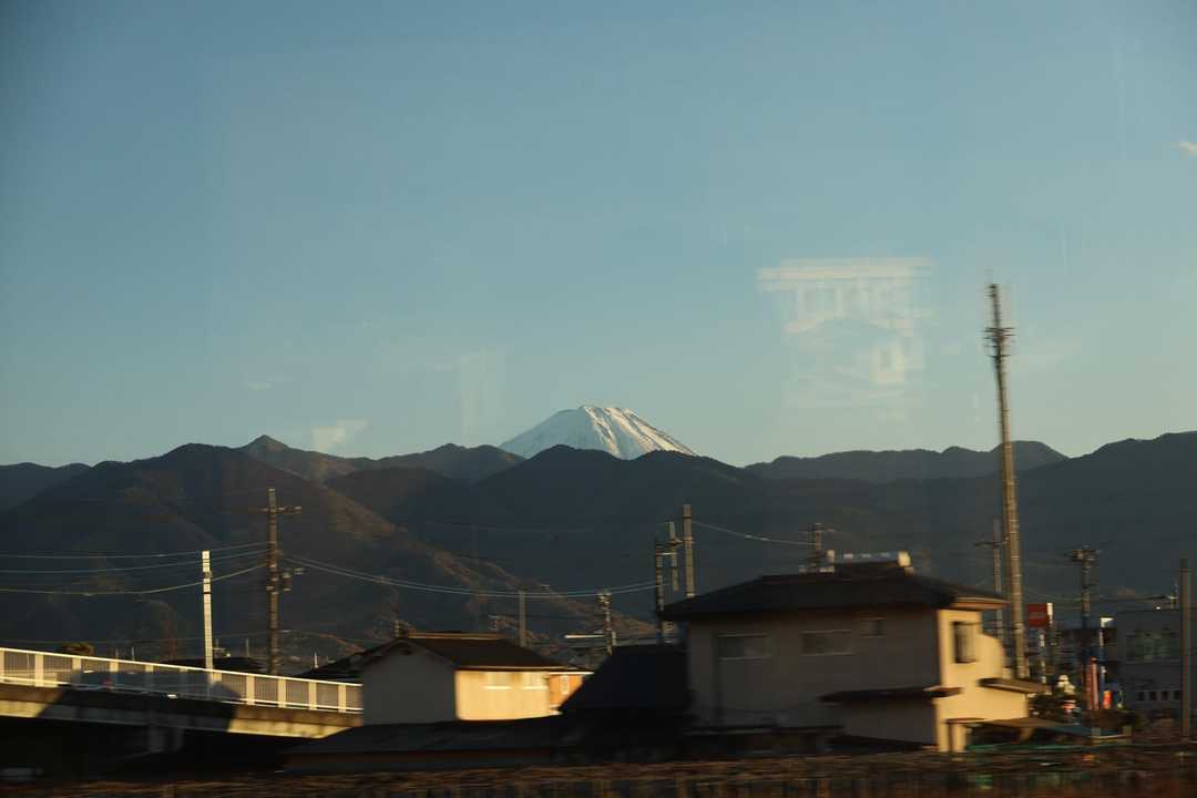電車の車窓から見えた富士山。雲がなくなってスッキリ。