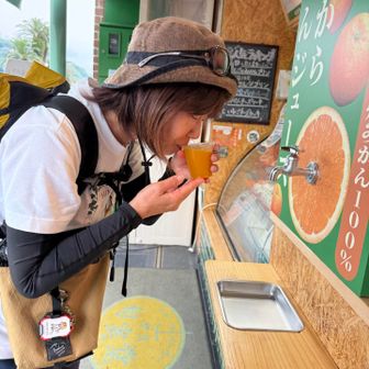 溢れる前に飲む🍊
水分、ビタミン摂取完了✅

やっと歩きます🚶‍♀️笑
