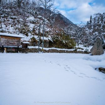 ここからスタート。駐車場は雪で入れず、車は路肩へ。
