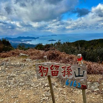 山頂に到着です
山のプレート、思ったより小さい　笑
手作り赤色、とても可愛いです