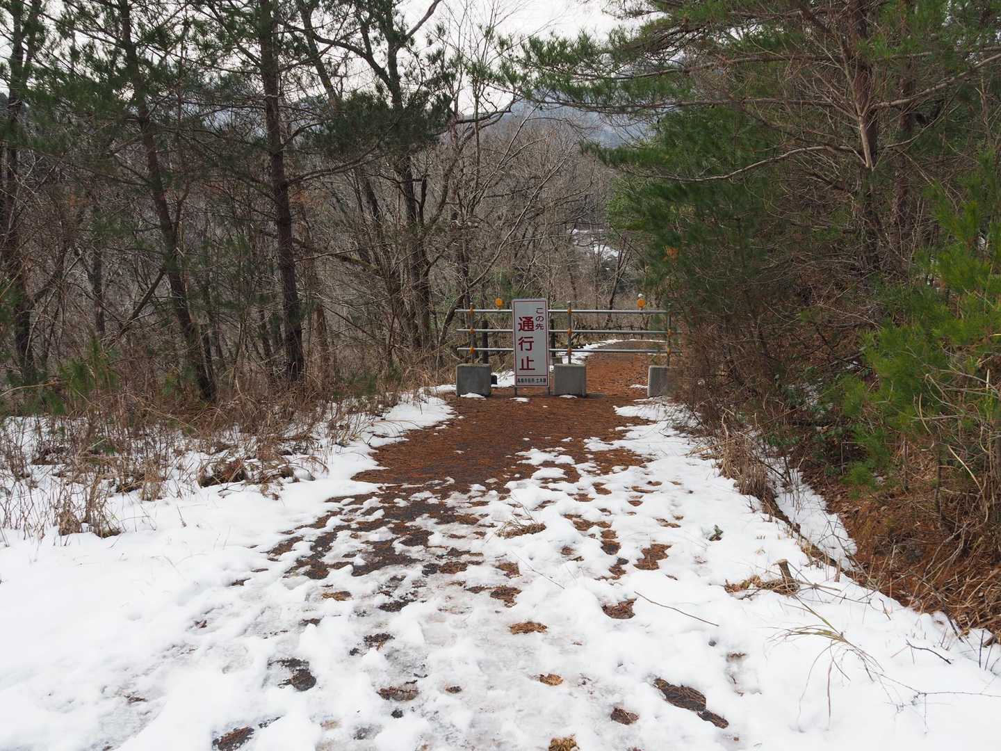 ここから出てきました。
徒歩なら通っていいのかな？