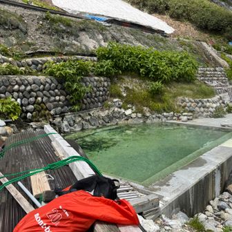 命からがら鑓温泉♨️

放心状態からの入浴で写真撮ることに気がまわりませんでした😑
極限に小さくなったおちんちん丸出しで綺麗さっぱり🤭✨お着替えもバッチリ✌️
だーれもいないからねー🤣👍