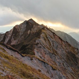 剣ヶ峰への稜線
歩きやすいところもありますが、一部、かなり厳しいところあり。