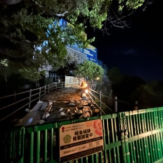 山頂到着〜🙌　発掘中のため、登頂証明の看板に近づけない💦