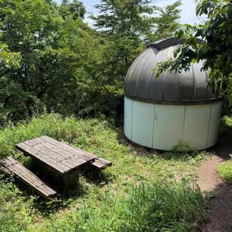 山頂直下の天文観測ドーム．個人の？