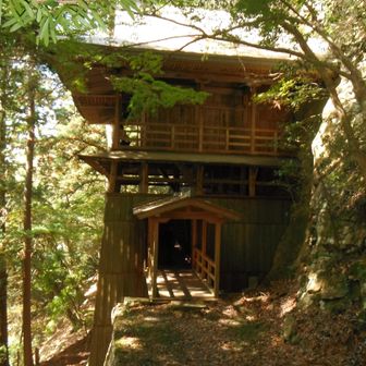 岩屋の天井に刻まれた断崖仏を覆う岩屋観音堂