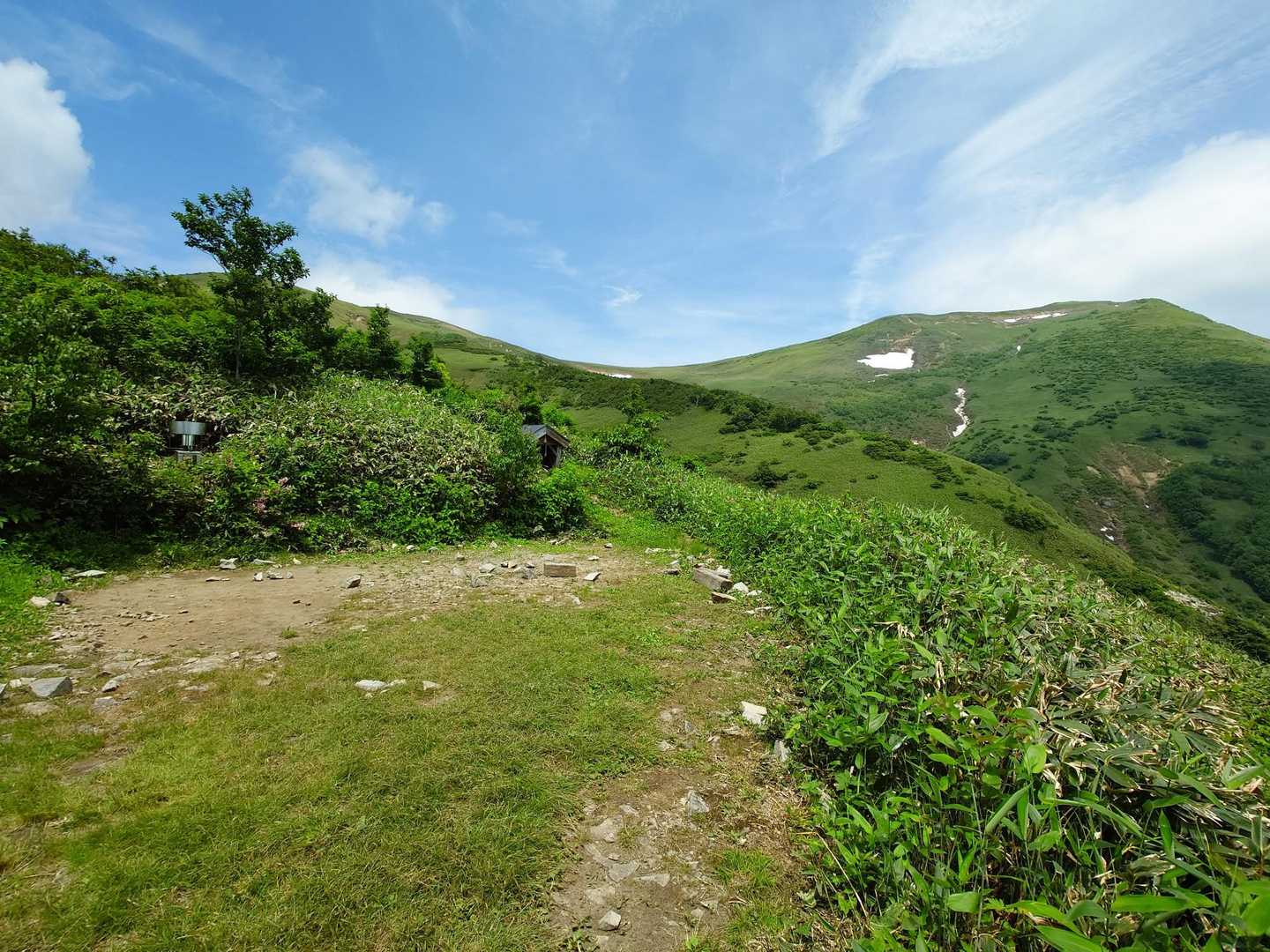 テン場越しに仙ノ倉山。おじゃましました。次回は泊まりで来ます。