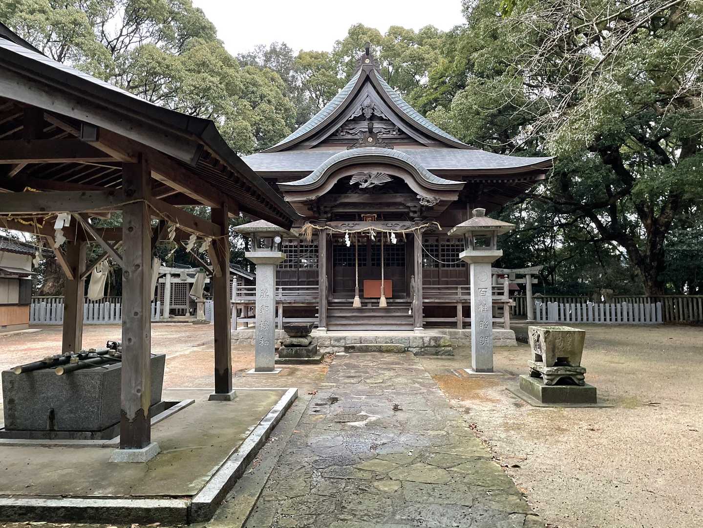石段登ると
ひっそりとした社殿。
コロナ収まりますように🙏
(ここが山頂みたい)