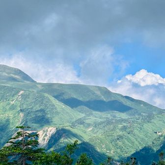 室堂センターも南竜山荘も
両方とも見えるのね
今日はたくさん水分担いで来たので
下山してきたハイカーさんに分けてあげることができたよ