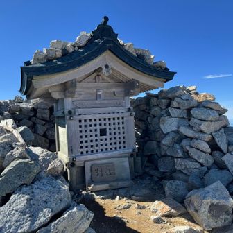 別山南峰の祠