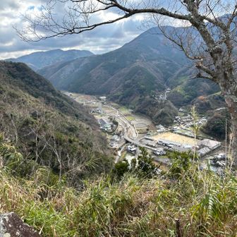 山頂の反対側を見下ろすと奥へと続く集落が