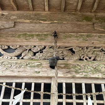 本殿には立派な龍の欄間が彫られていました👀