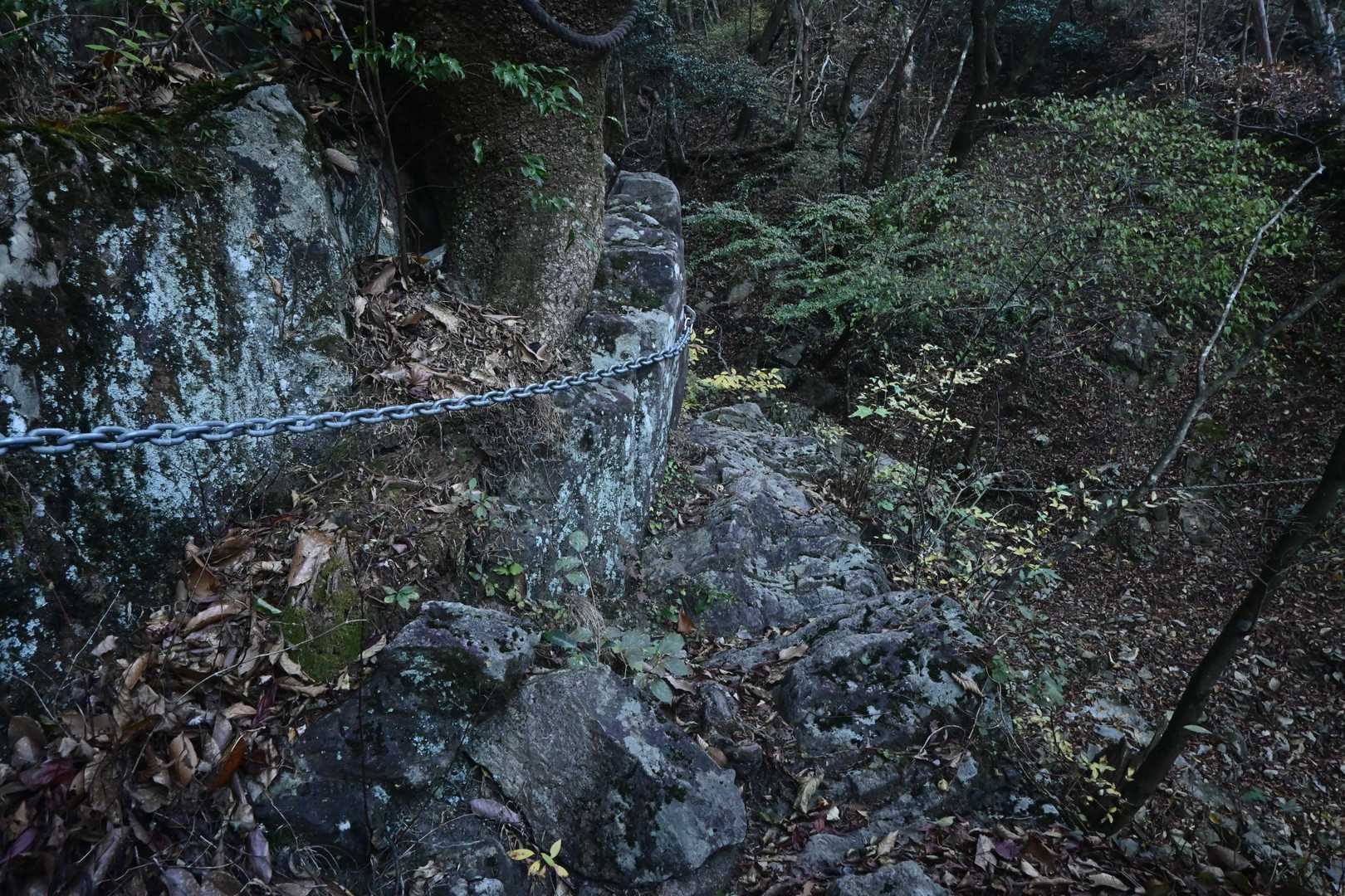 頂上手前の鎖を除くと山行中、最も危険な岩場トラバース
でも慎重に渡れば大丈夫！