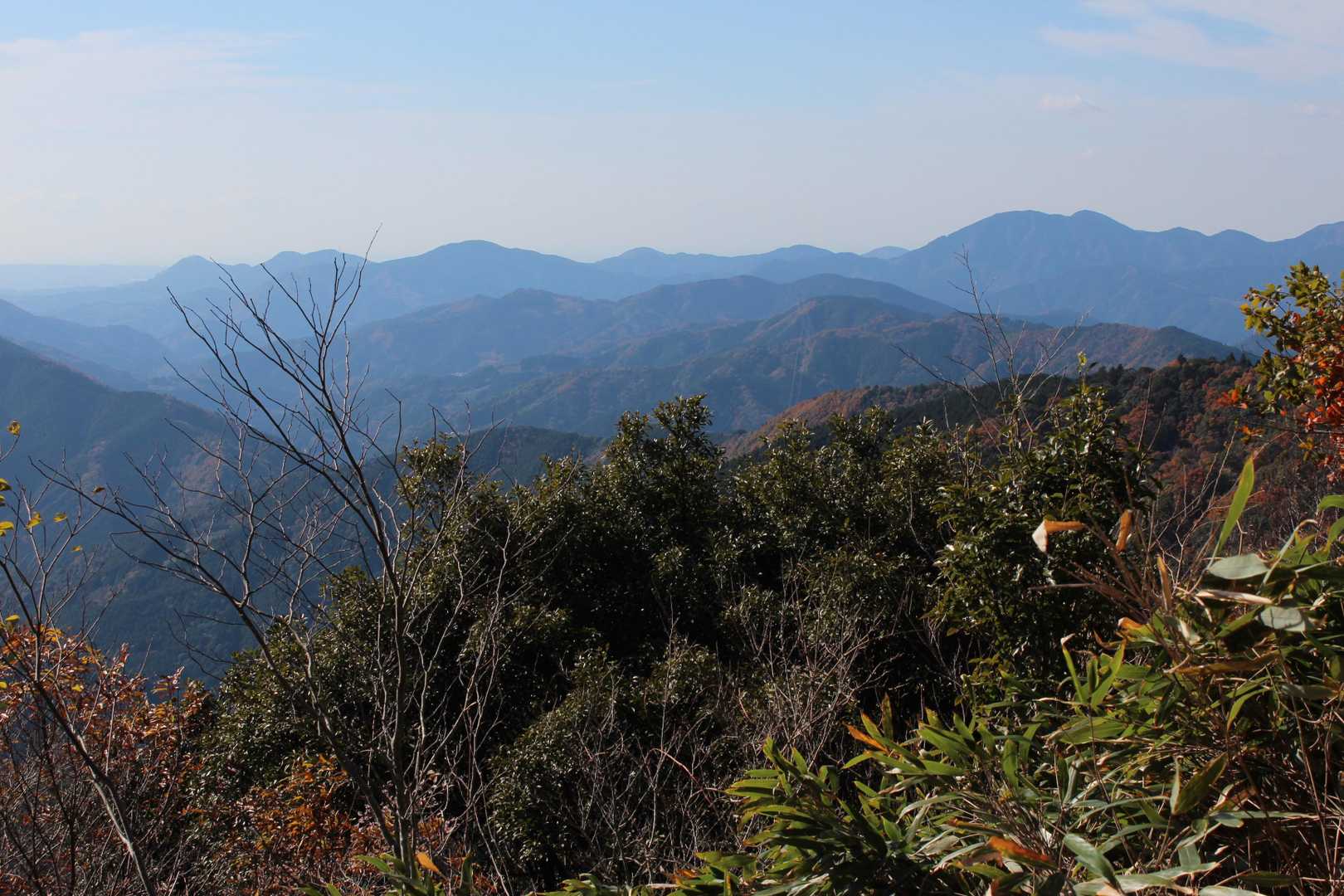 粟ヶ岳(左端)・八高山(右端)