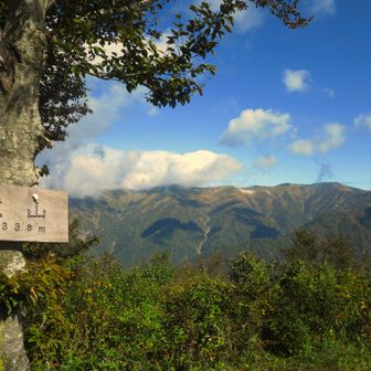 山銘板とともに本山方向の景観