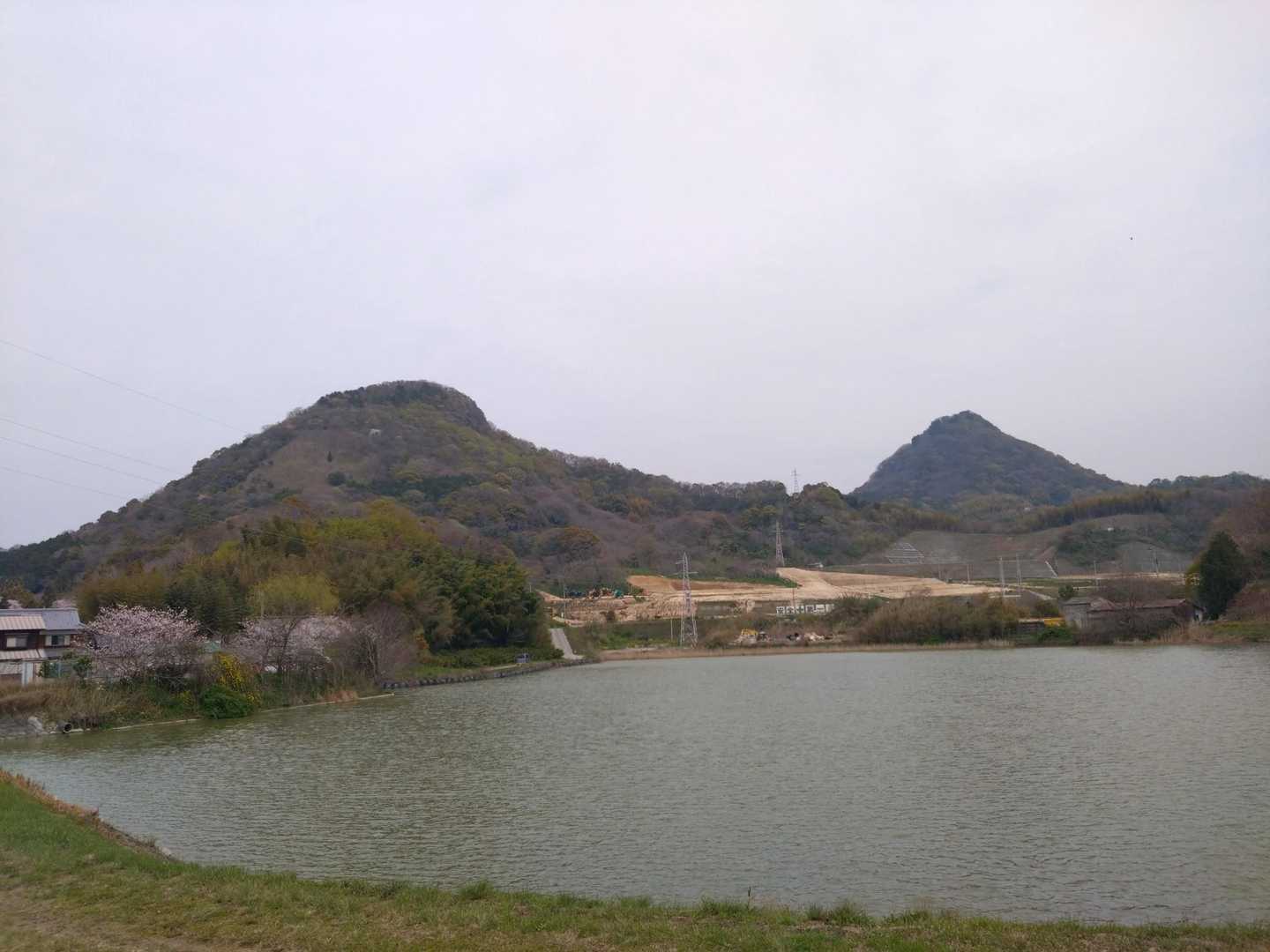 登ってきた腰折山と恵良山